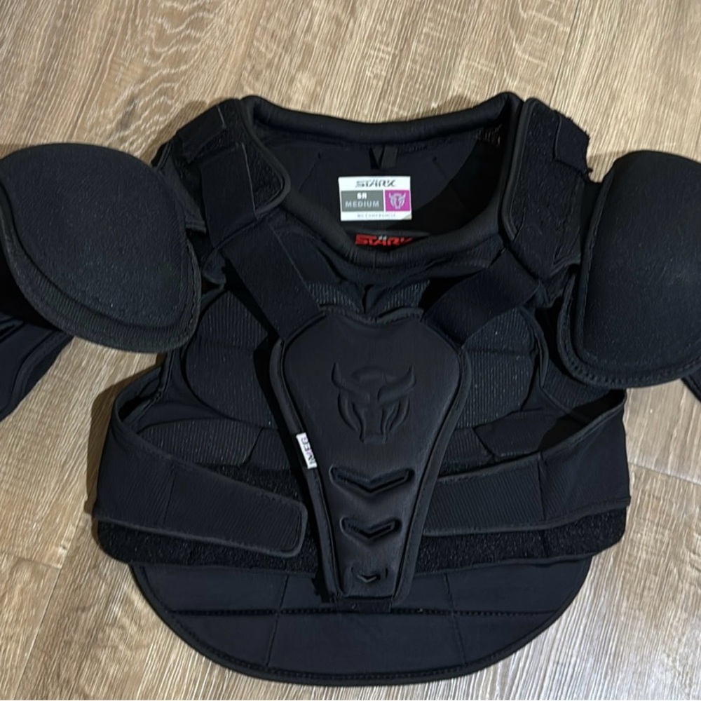 Women’s ice hockey shoulder pads - size medium